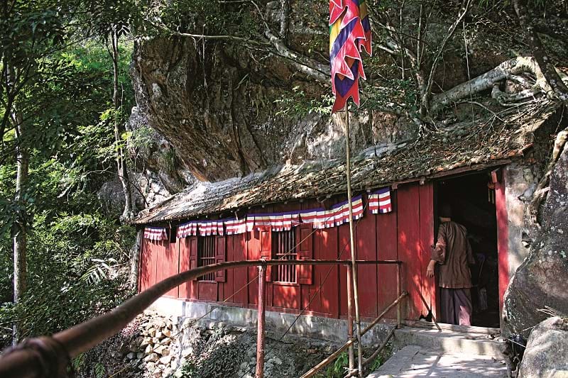 Chùa Một Mái, ngôi chùa còn giữ được cấu trúc khá nguyên bản, nép bên vách đá và chỉ có một mái.